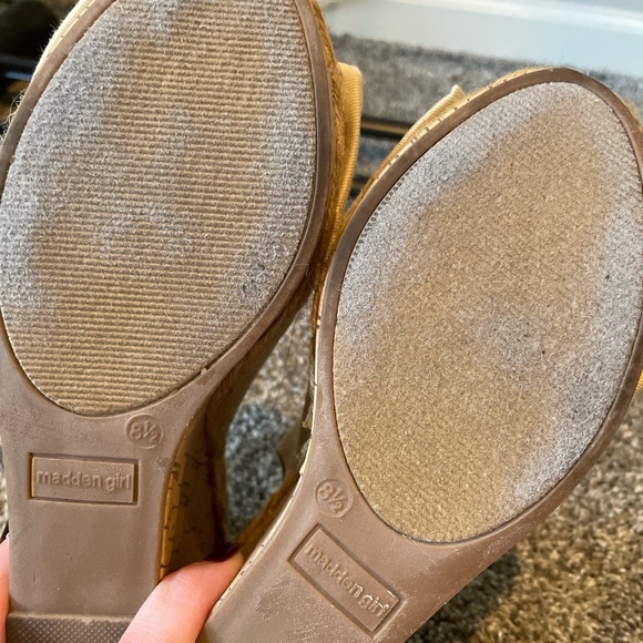 Linen Madden Girl neutral wedges - Picture 4 of 4